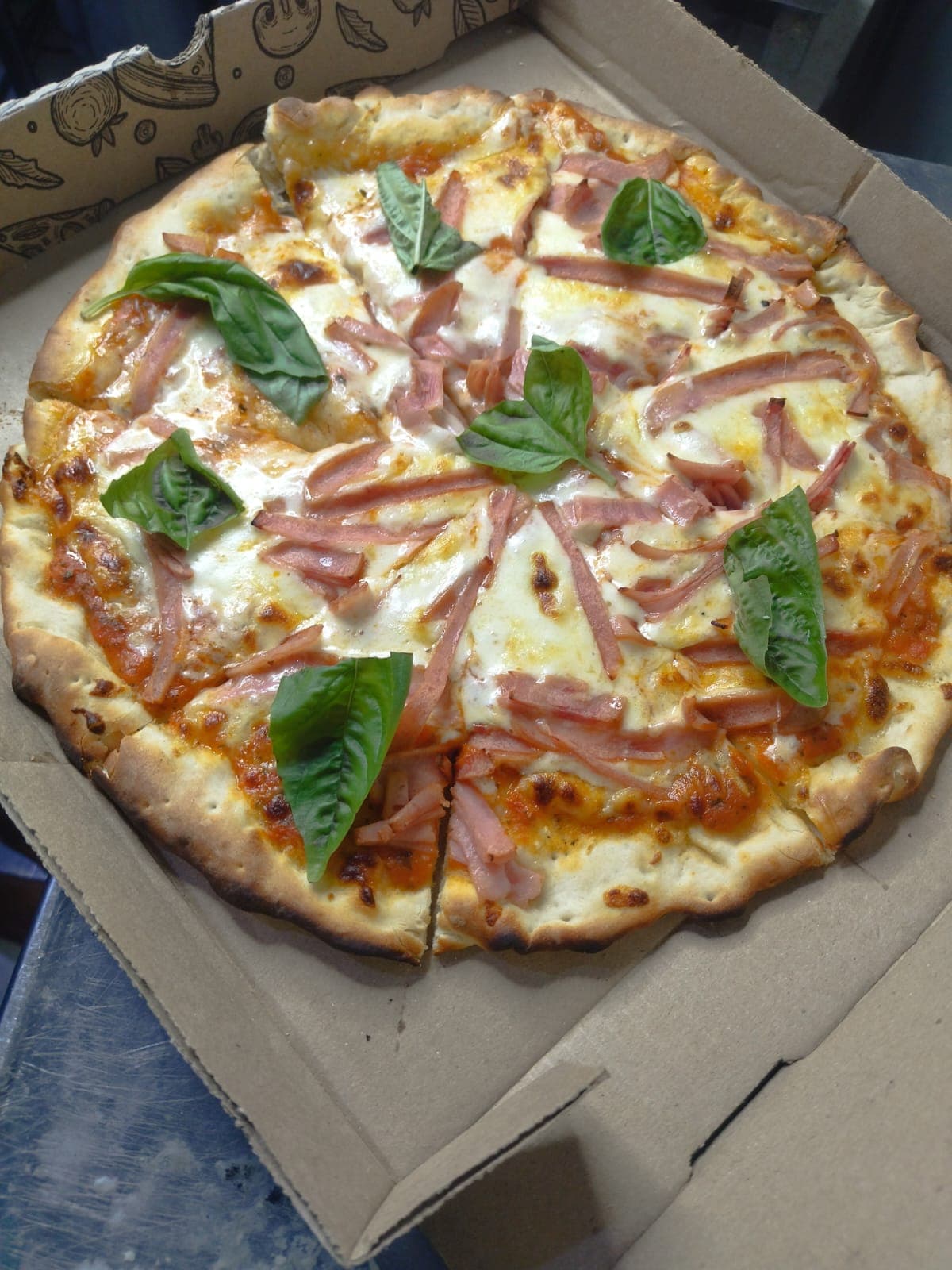 Pizza Carnes Frías  Familiar 10 Porciones 40x40 Cm
