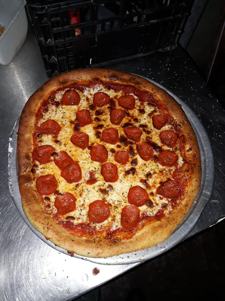 Pizza peperoni y champiñones