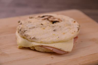 AREPA CON JAMÓN Y QUESO