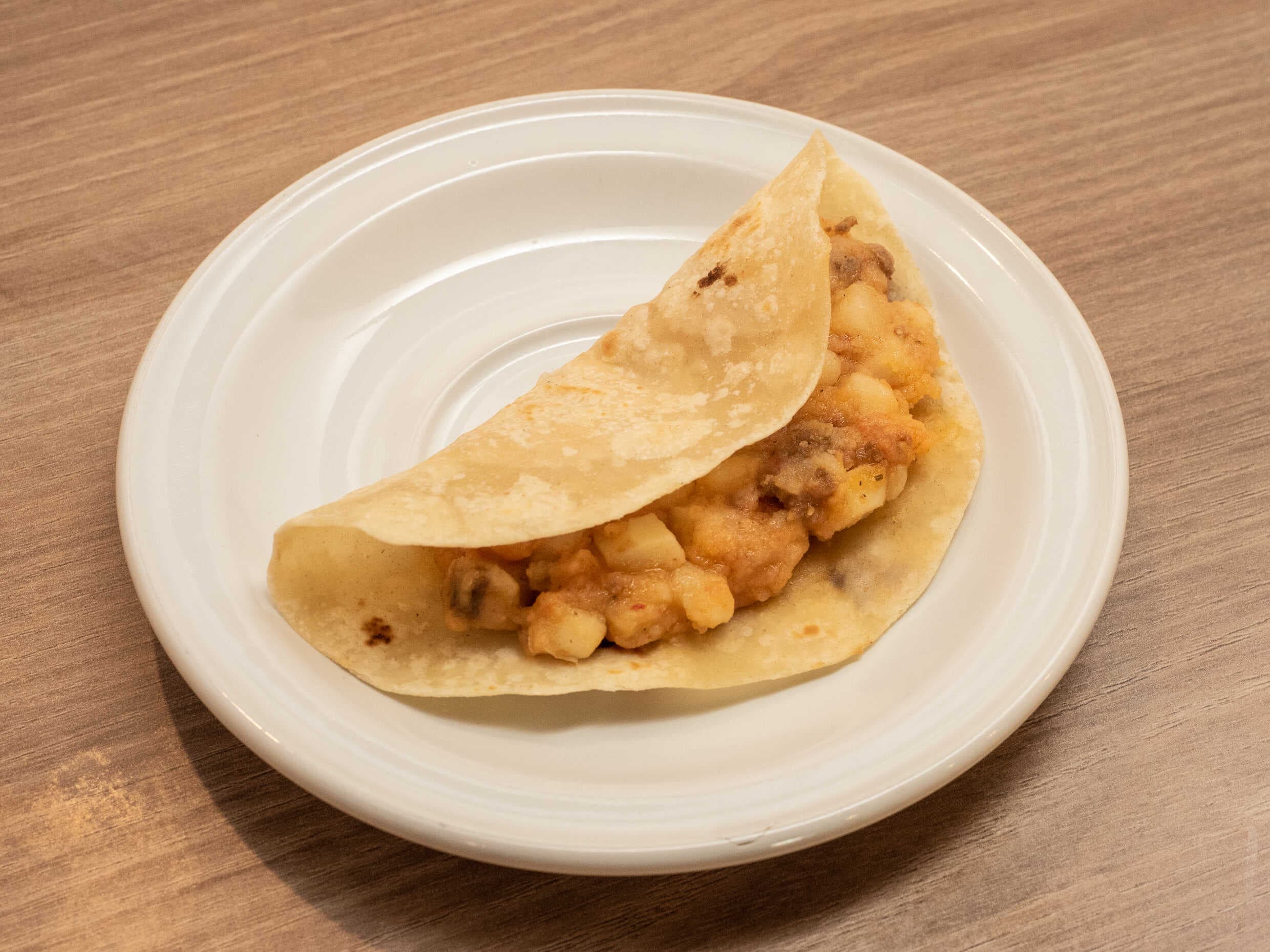 Taco de Frijoles Con Chorizo