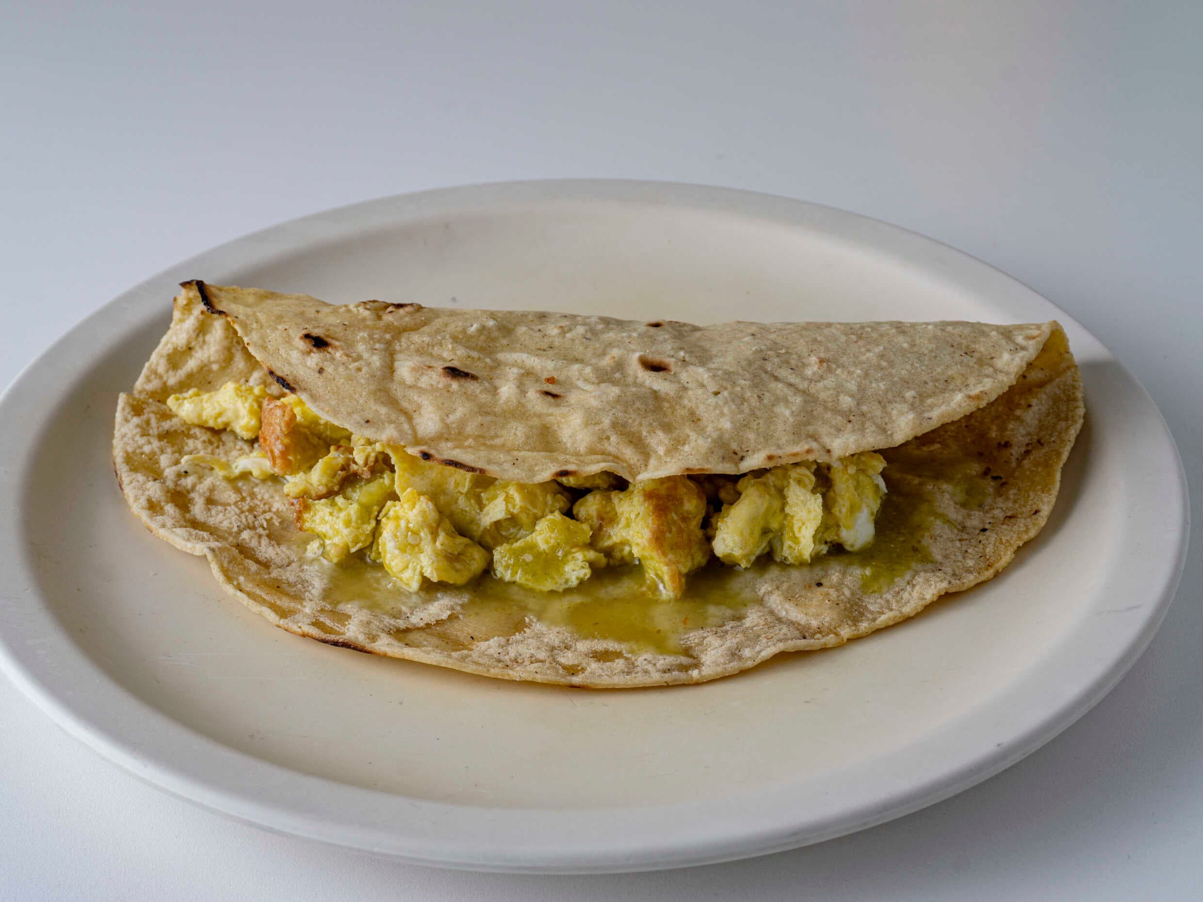 Taco de huevo en salsa verde