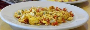Huevos al gusto+Fruta+ Jugo de Naranja