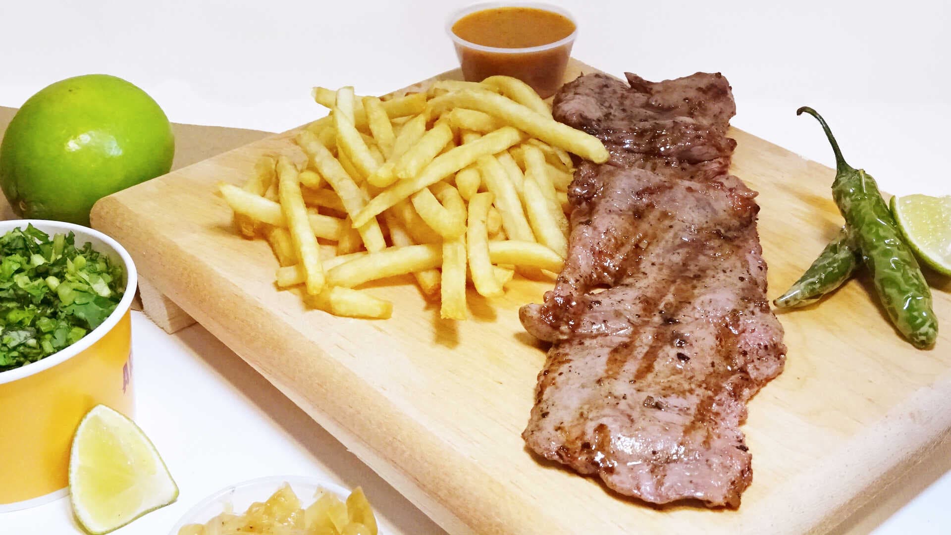 Corte Arrachera con Papas a la Francesa.