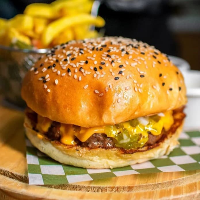 HAMBURGUESA SENCILLA CON PAPAS FRANCESA