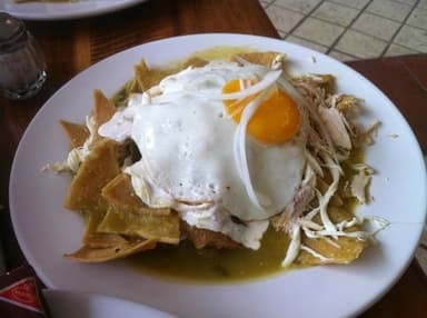 Chilaquiles Mixtos Pollo y Huevo Salsa Verde