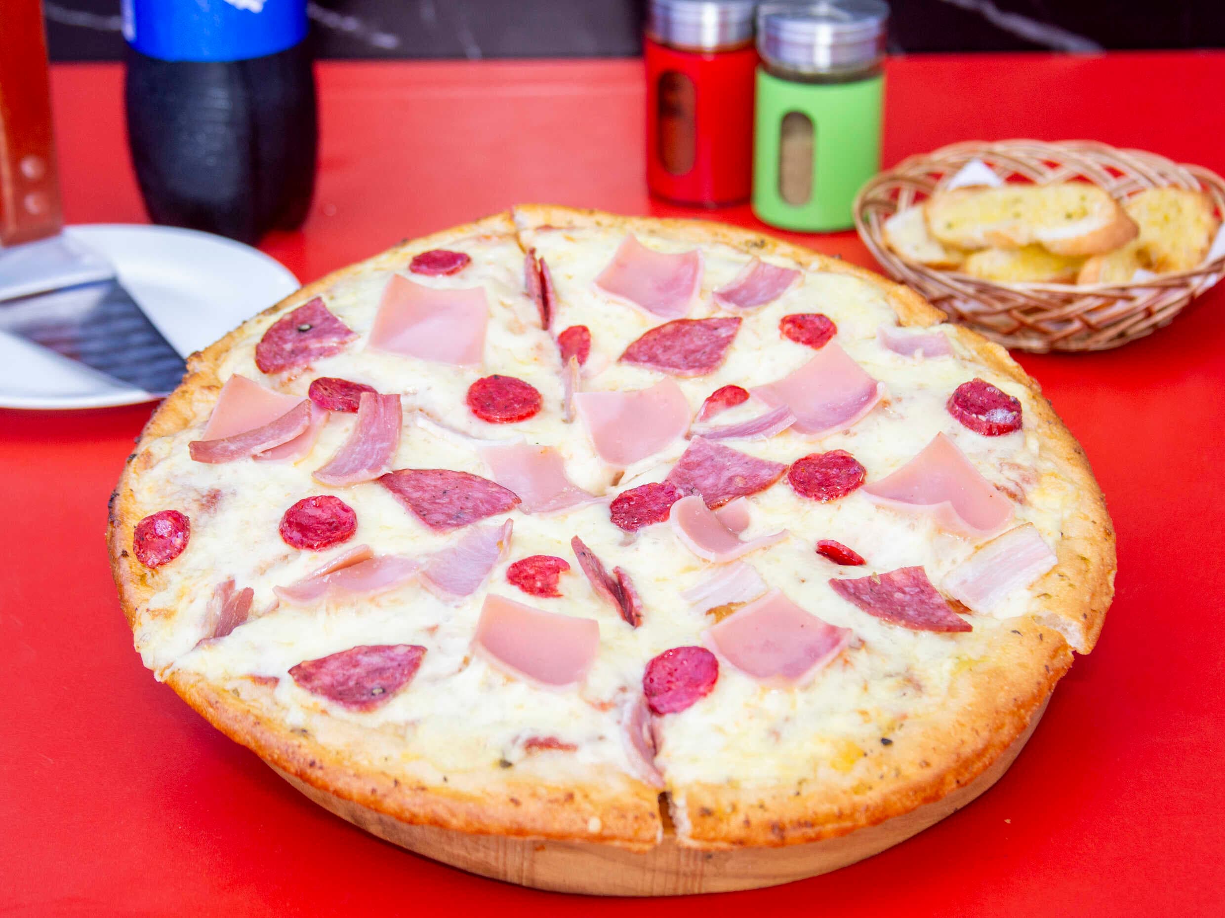 Pizza Dary´s Familiar, Panes al Ajo y Gaseosa