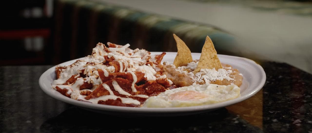 Chilaquiles con Pollo y Huevo