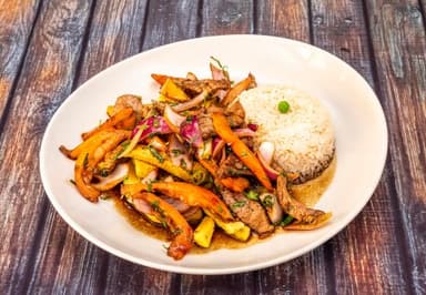 Arroz Blanco con Lomo y verduras en salsa