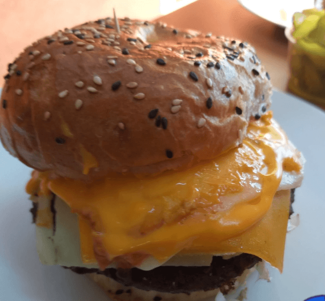 Hamburguesa 3 Quesos + Papas + Refresco