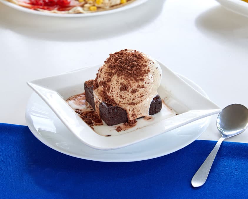 Brownie con Helado de Vainilla y Milo