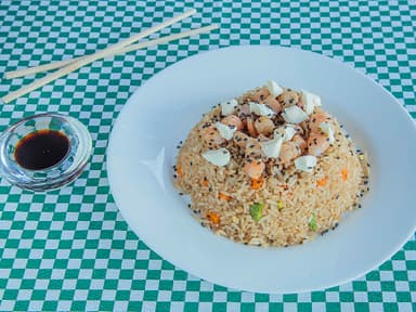Yakimeshi de camarón y filadelfia.