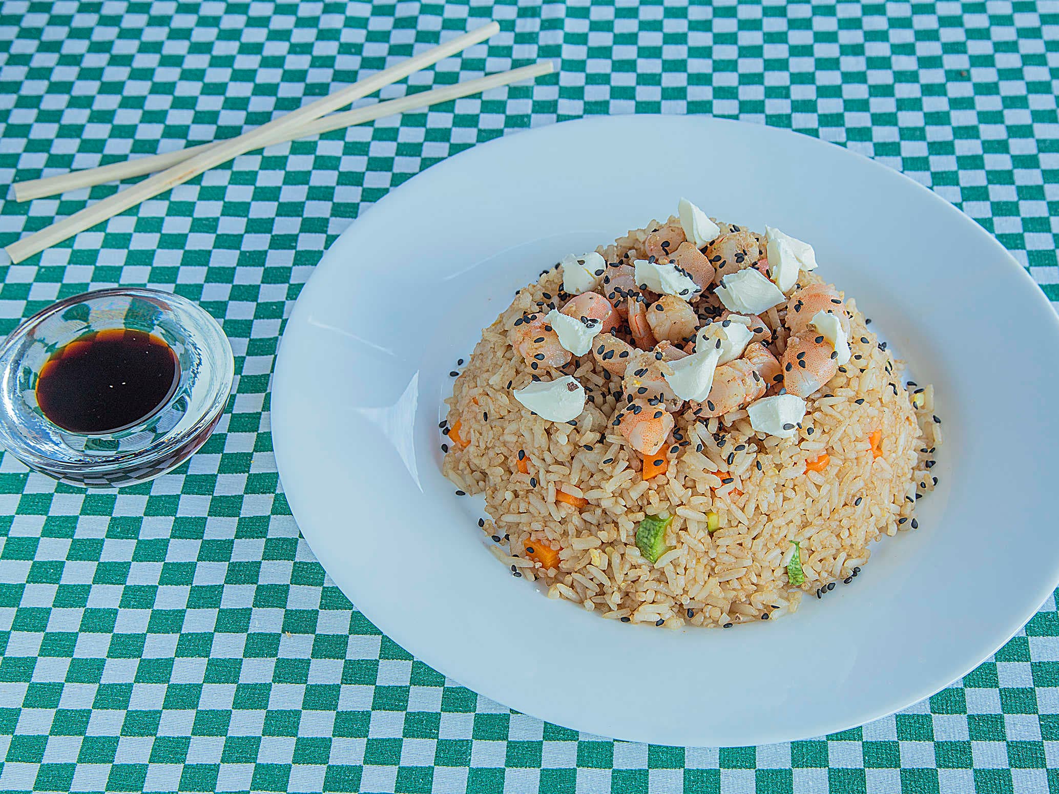 Yakimeshi de camarón y filadelfia.