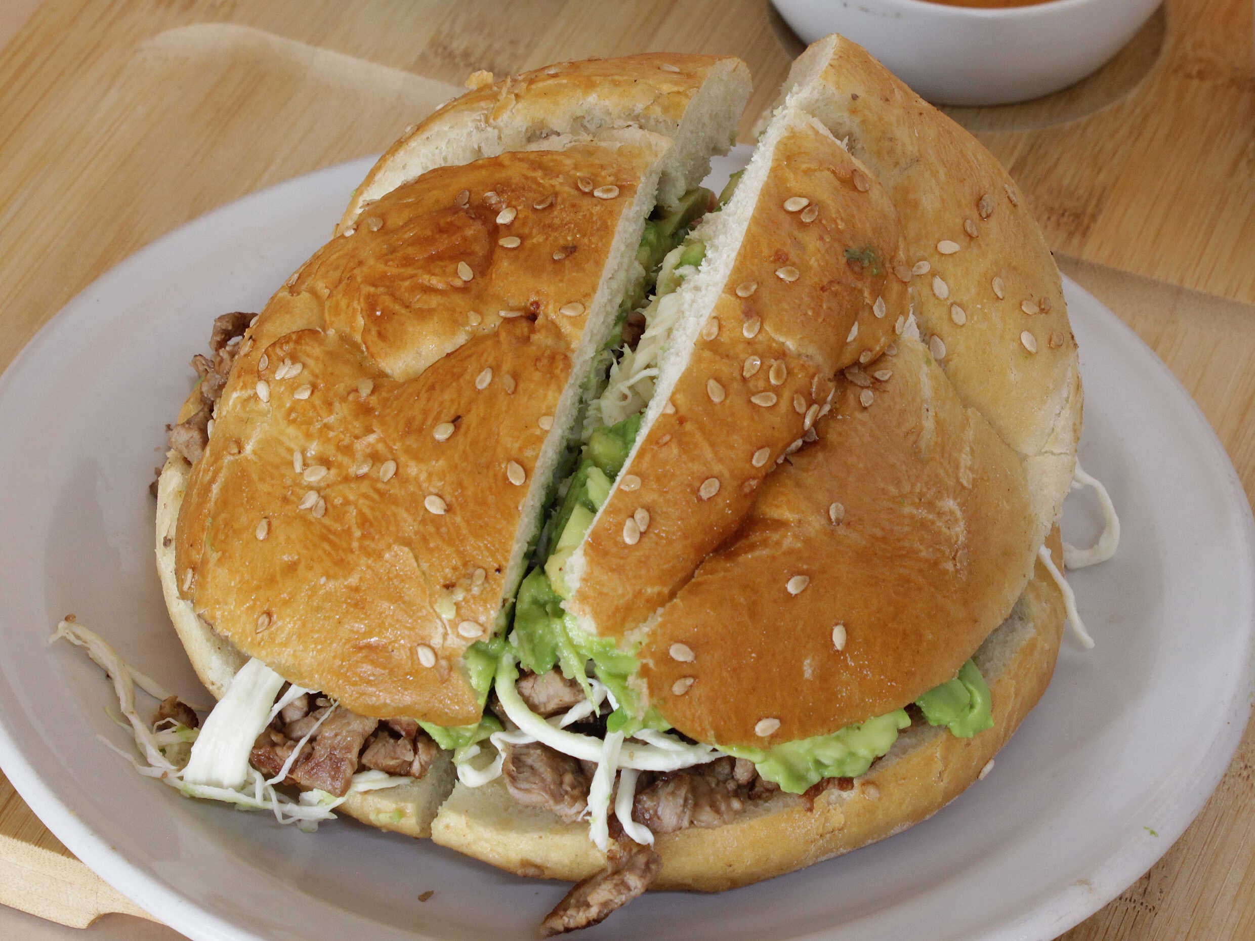 CEMITA DE BISTEC DE RES + 1/2L AGUA DE SABOR