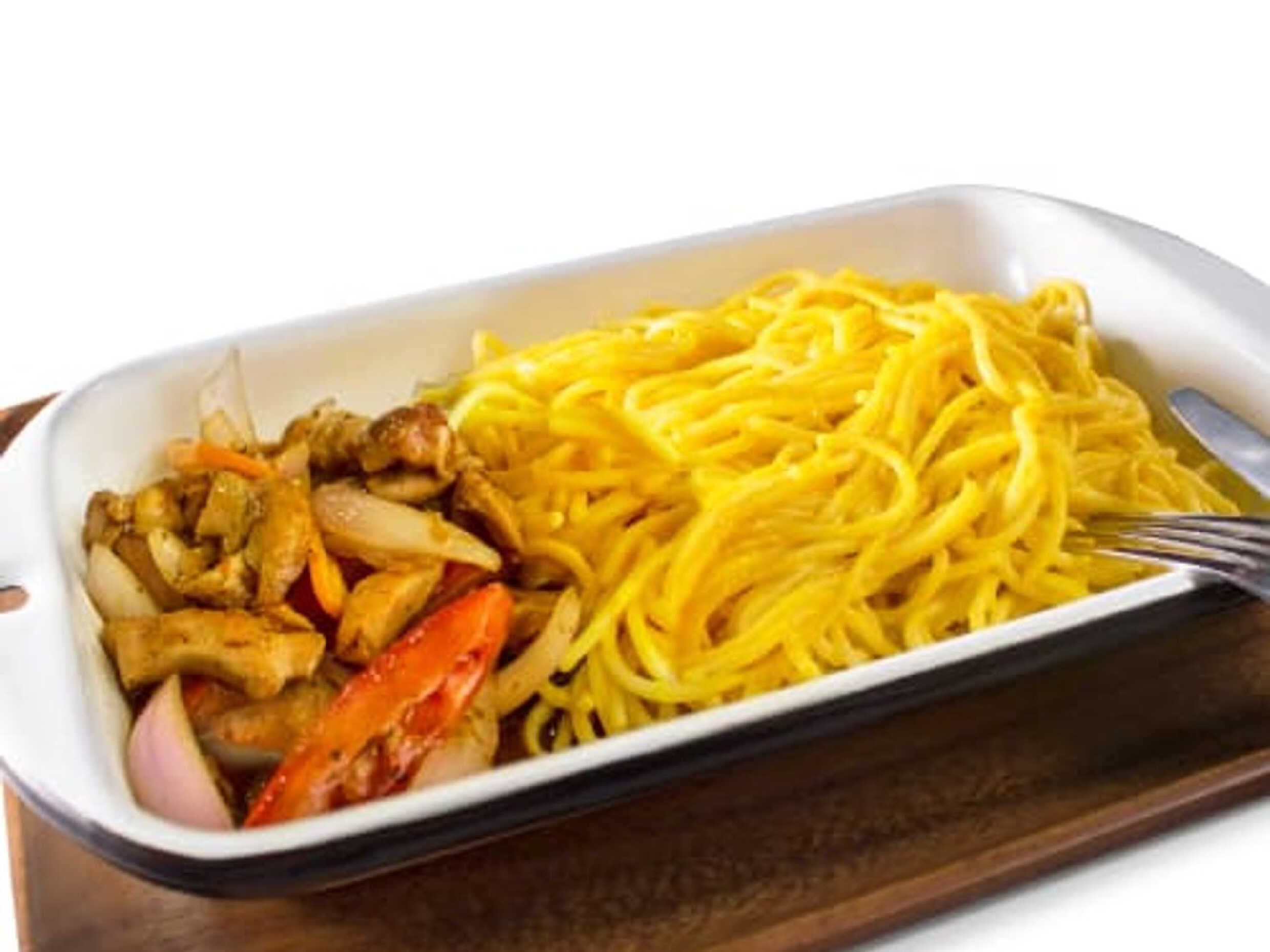 Tallarin huancaina con Pollo Saltado