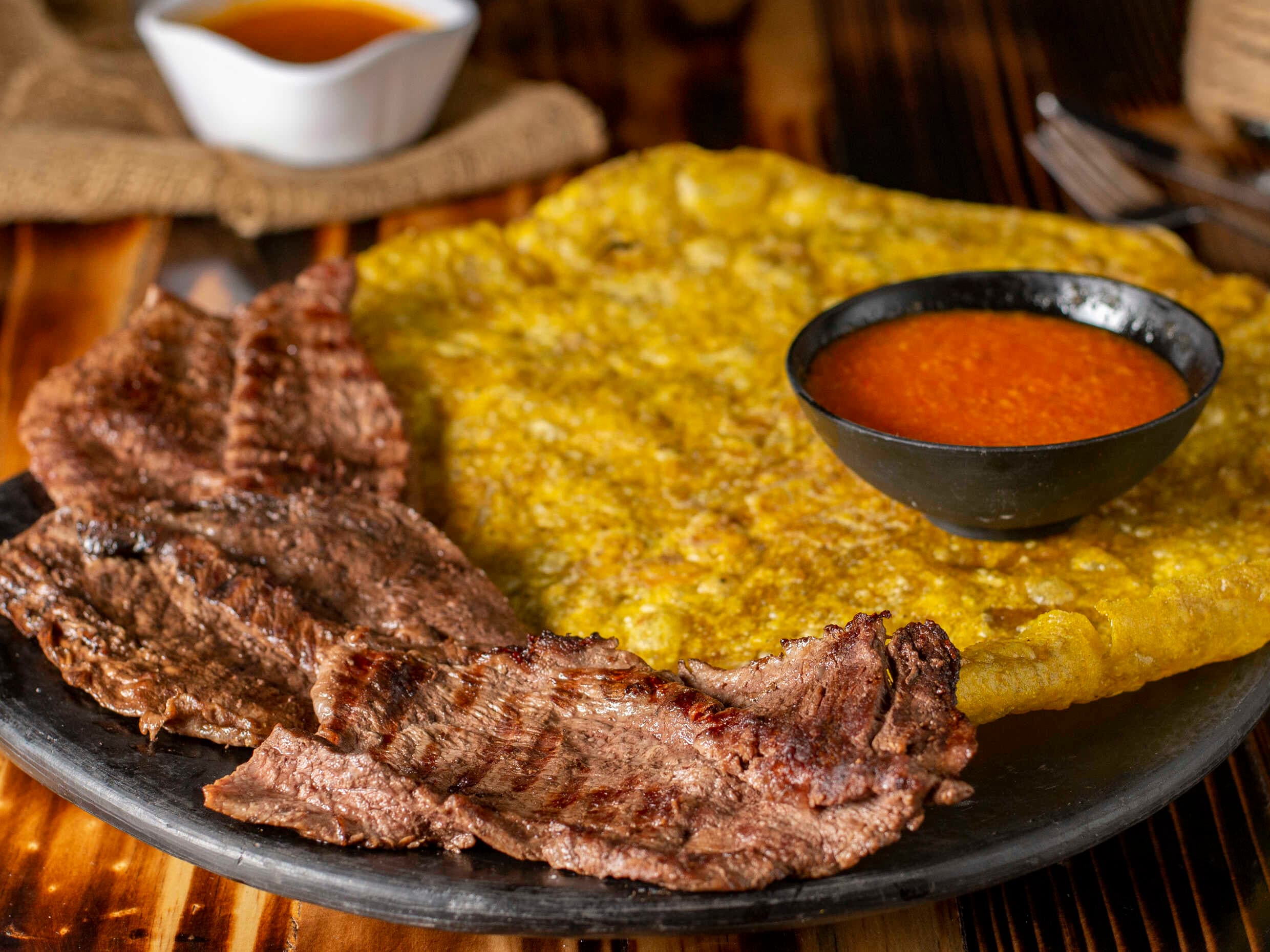 Tostón con Carne a la Plancha o Res