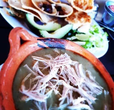 Pozole Verde con Botana completa