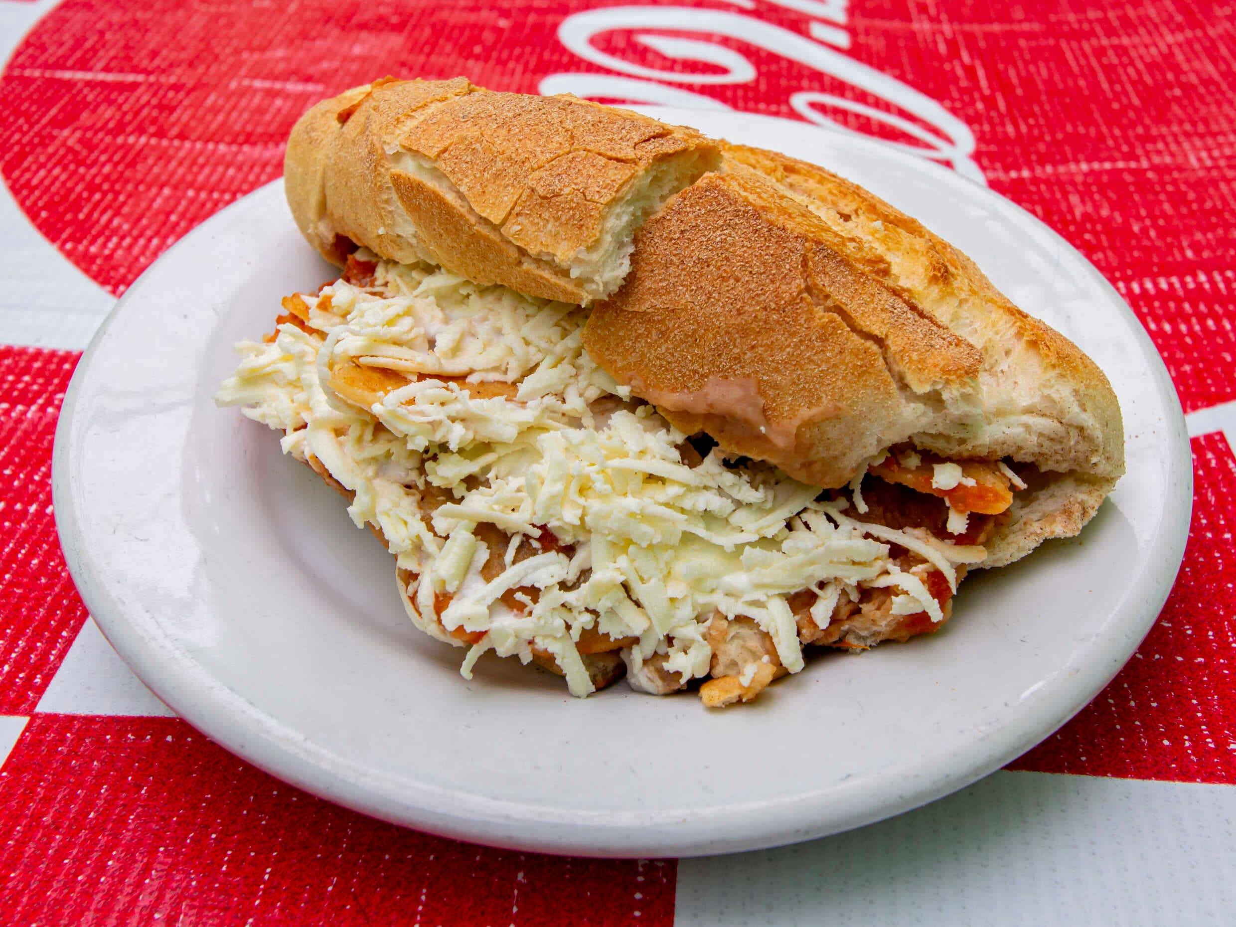 Torta de chilaquiles
