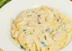 Fetuccini  en Salsa Blanca de Ajo y Pollo