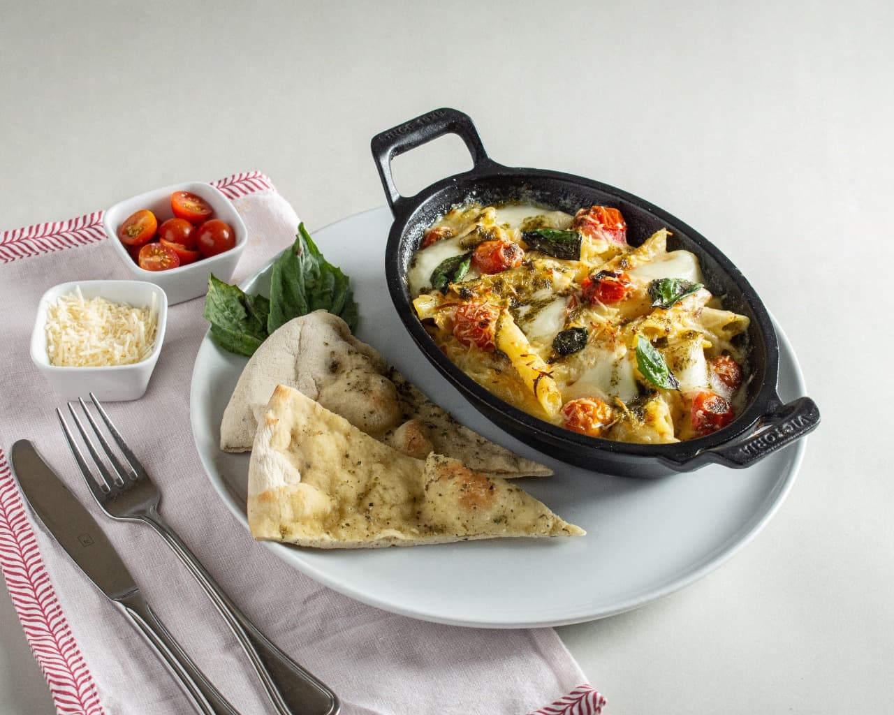 Pasta Caprese  + Pan Focaccia