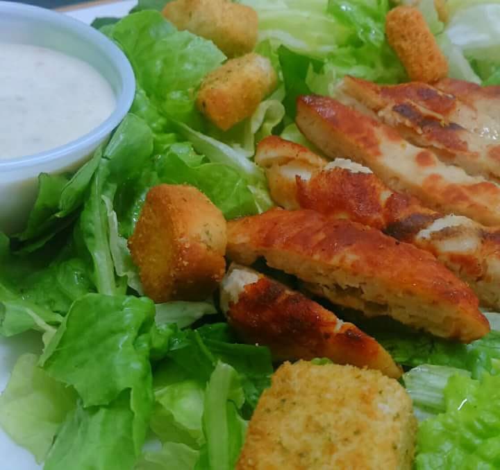 Ensalada Cesar + Agua de Fruta