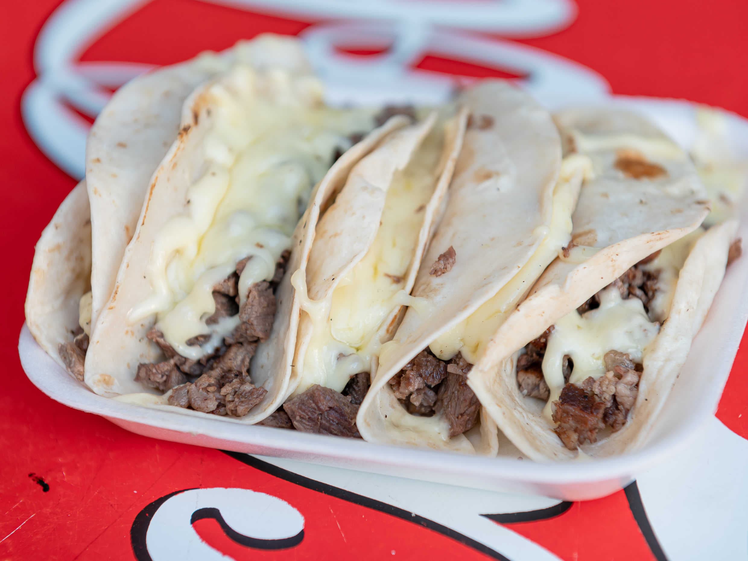 Tacos de Carne Asada con Queso