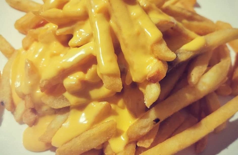 Papas a la francesa con queso cheddar