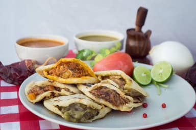 Gordita de Chicharrón en Salsa Verde *