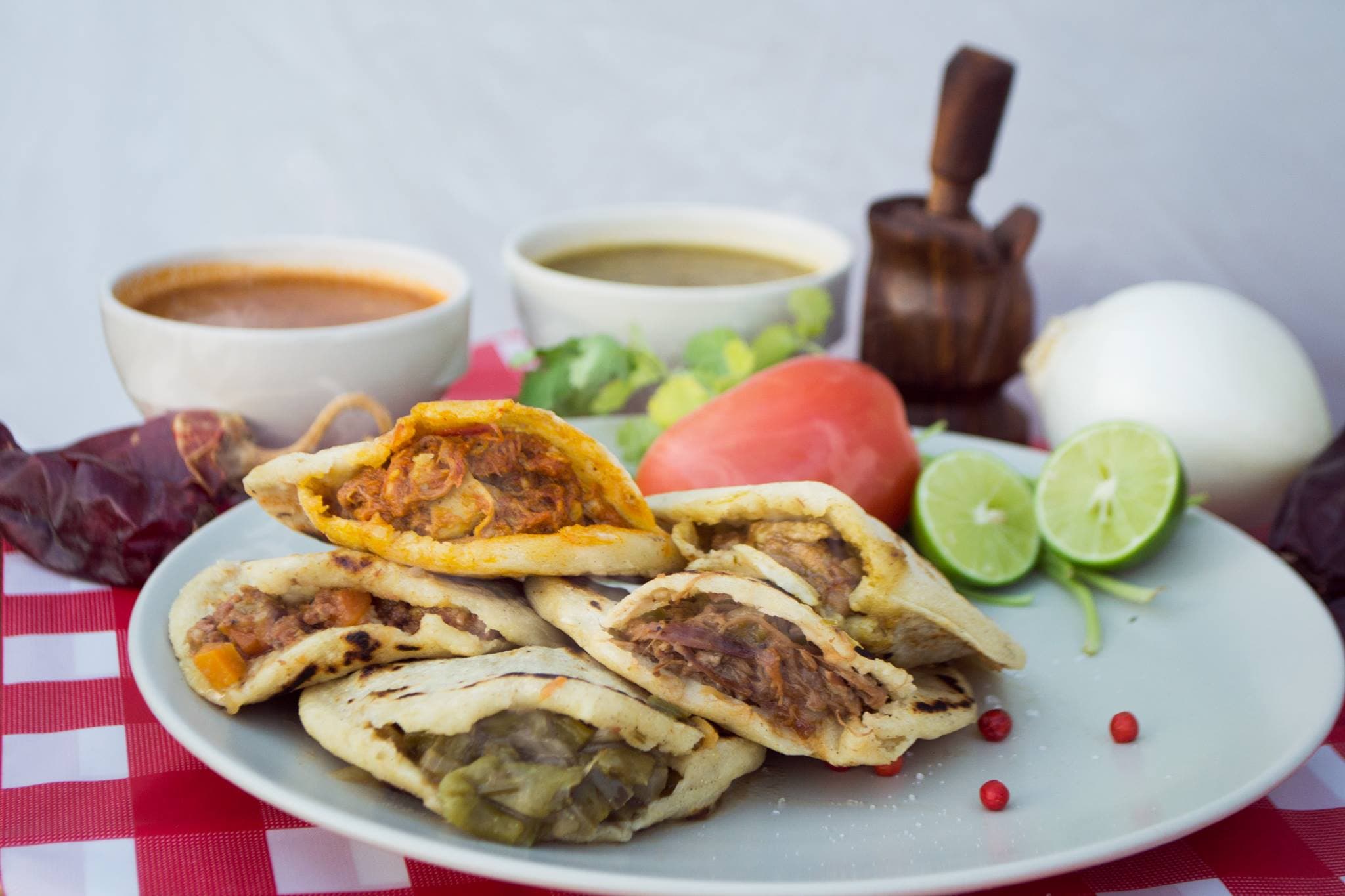 Gordita de Chicharrón en Salsa Verde *