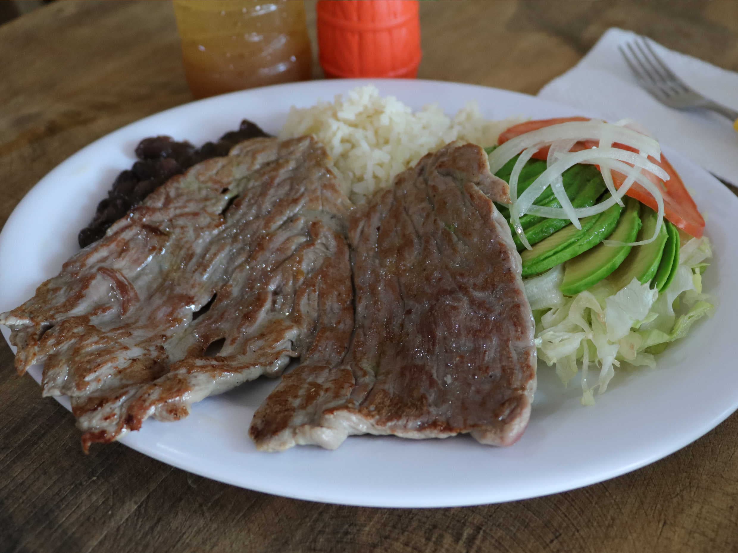 Torta de Chilaquiles con Arrachera