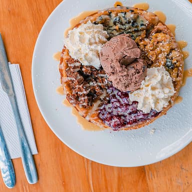 Waffle + Helado de chocolate