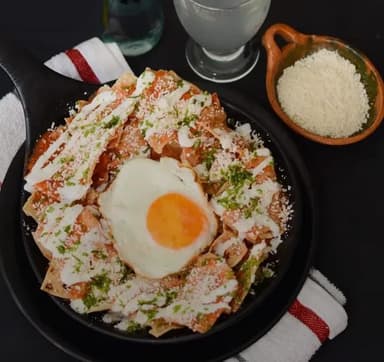 Chilaquiles Con Huevos Estrellados