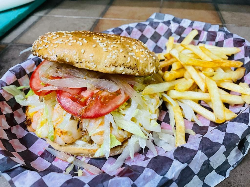 Hamburguesa de Camaron + Agua del Dia