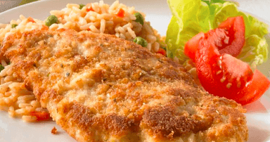 Milanesa de Pollo con Agua de Jamaica