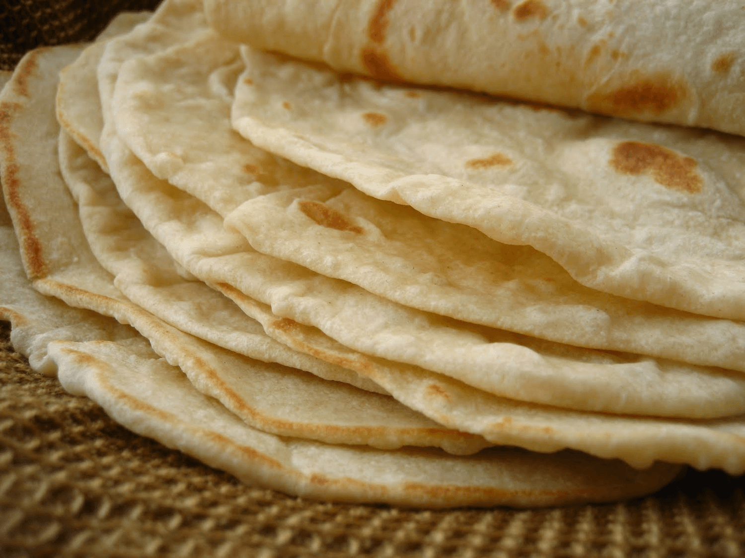 Tortilla de Harina de Frijoles con Queso