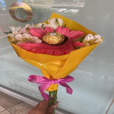 Gerbera decorada acompañada de un rico café Americ