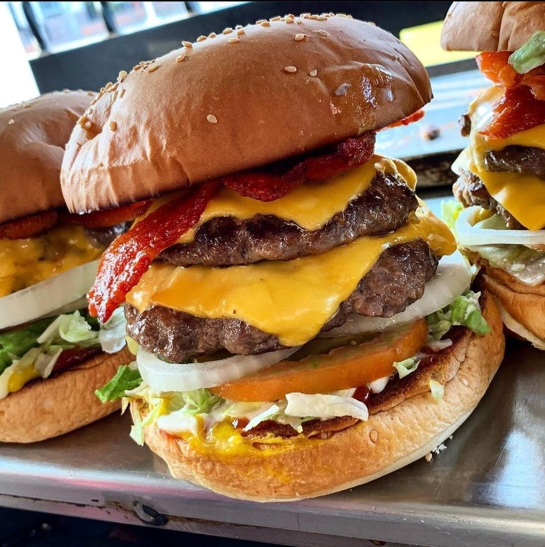 Hamburguesa Classic Doble con Tocineta + Gaseosa