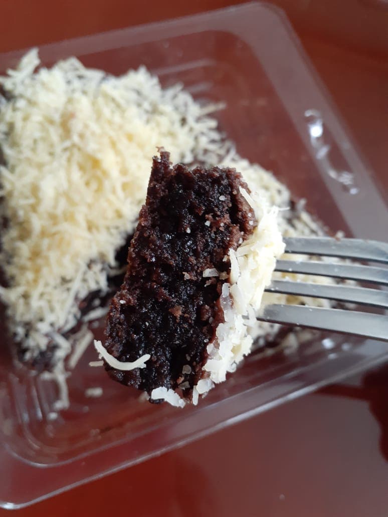 Rebanada de Pay de Brownie con Queso de Bola -