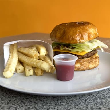 Hamburguesa Cheese con Papas a la Francesa
