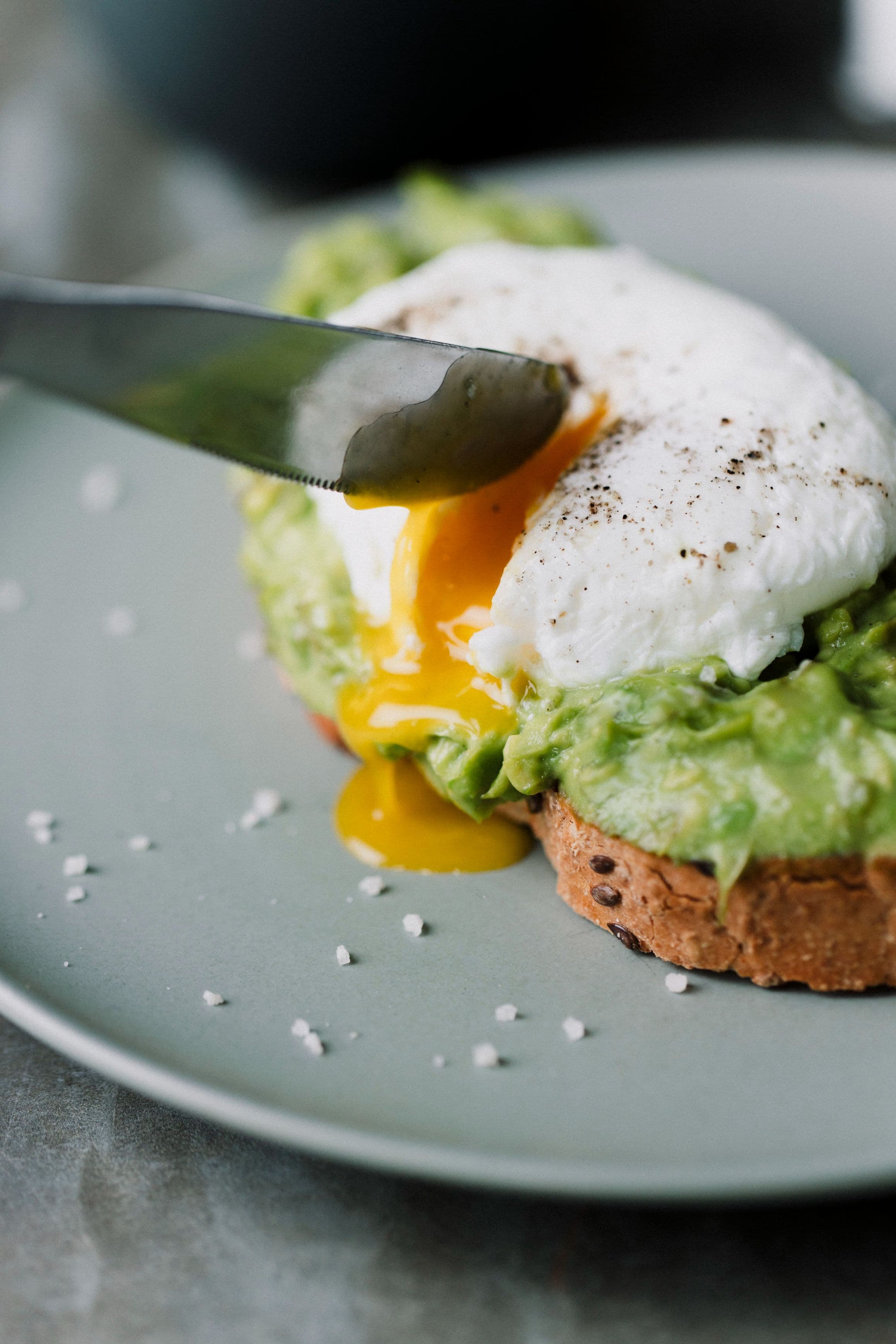 Tostón con Palta y Huevo Pochado