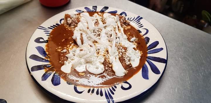 Chilaquiles Rojos con guiso