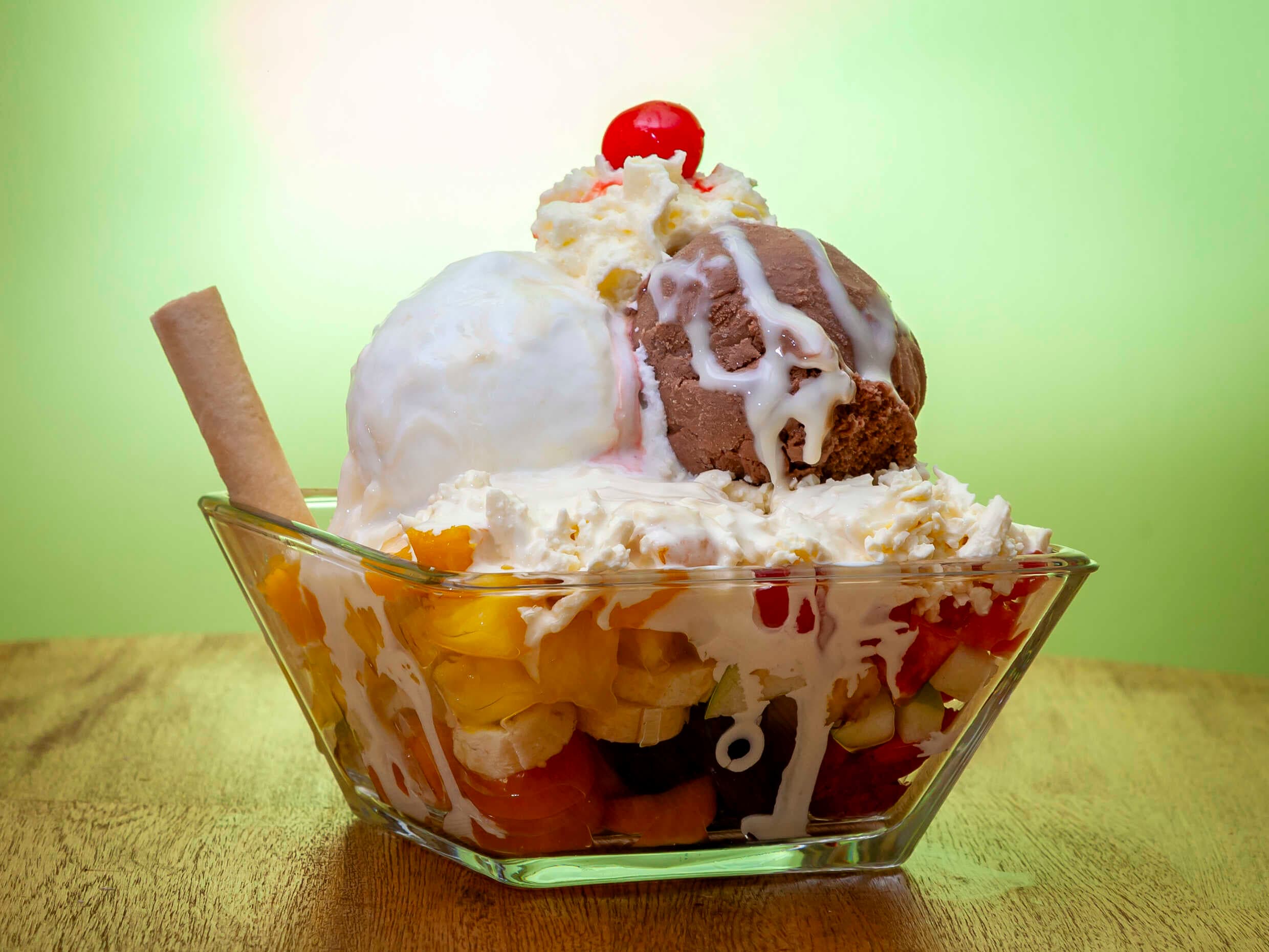 Ensalada De Frutas Doble Helado, Queso y Chantilly