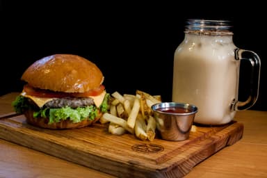 Hamburguesa con Queso + Papas Fritas + Agua Fresca