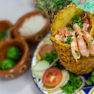 Piña rellena de mariscos