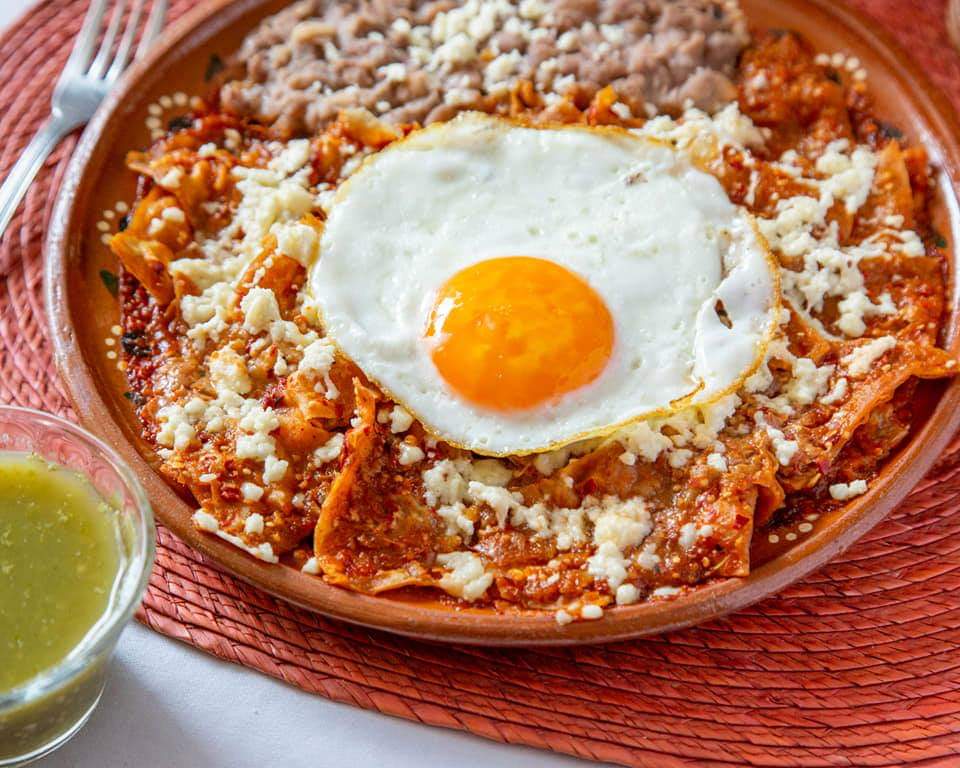 Chilaquiles con Huevo (roja, Verde o Frijol)