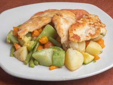 Ensalada de verduras mixtas con pollo a la plancha