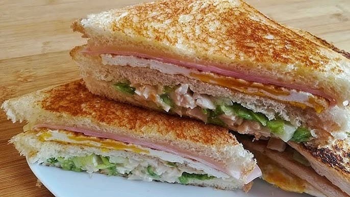 Sándwich de Pollo, Jamón y Queso + Café .