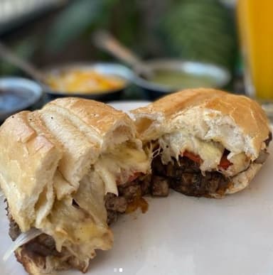 2 Tortas Bistec Res Queso