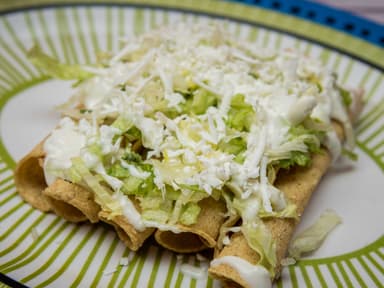 Enchiladas verdes con queso