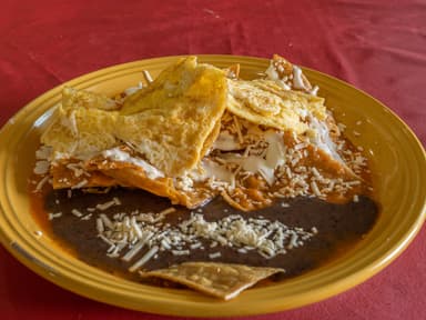 Chilaquiles con Huevo Revuelto