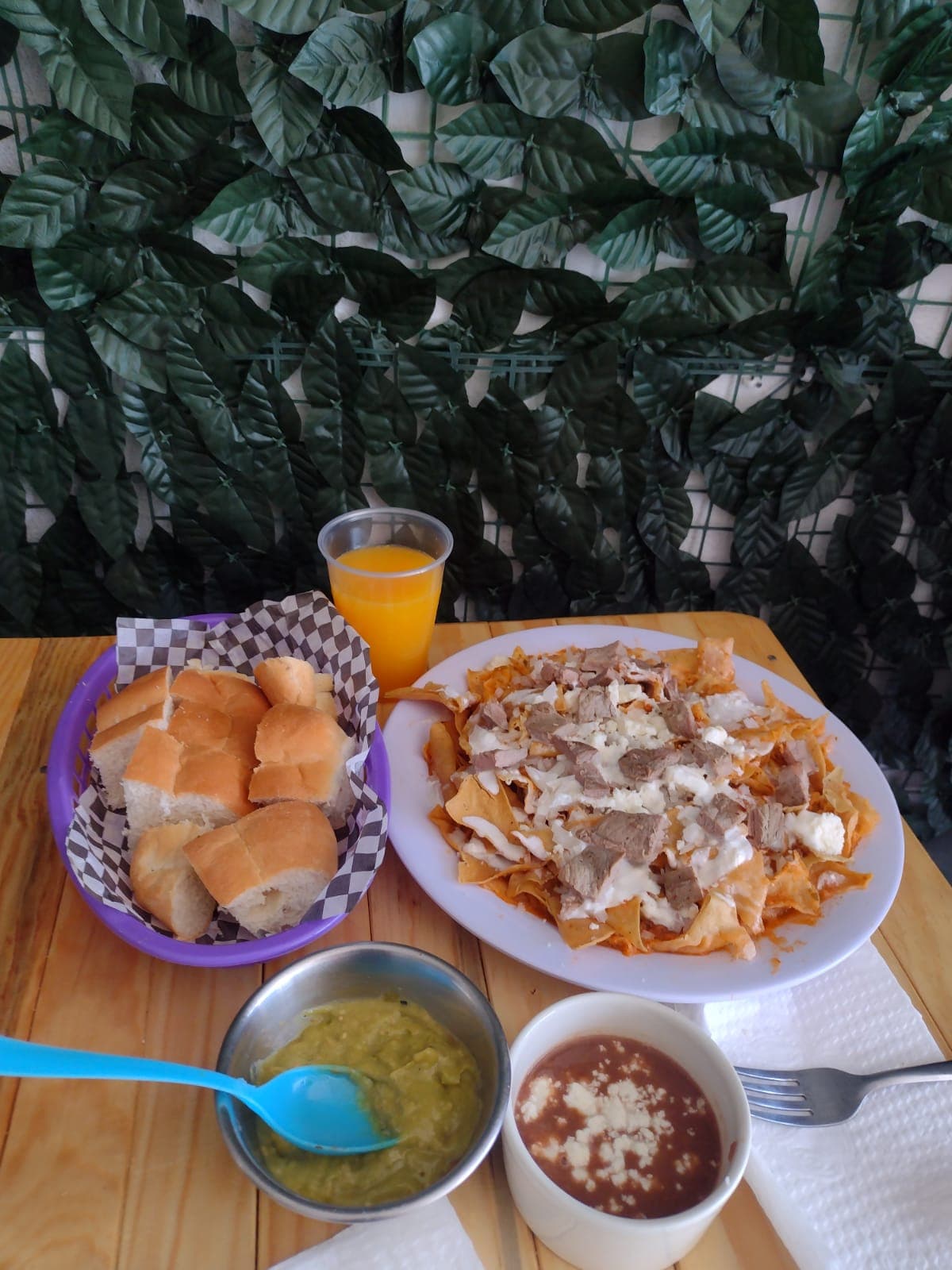 Chilaquiles grandes con pechuga asada